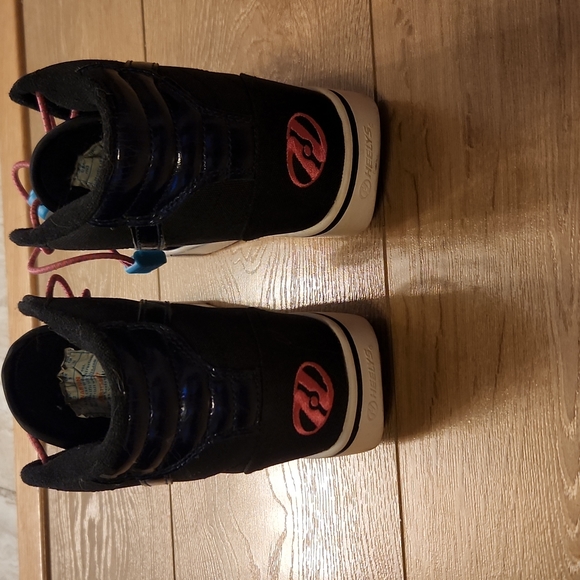 2/$30 Heeleys skate shoes US sz3 Black with pink laces - Picture 2 of 7